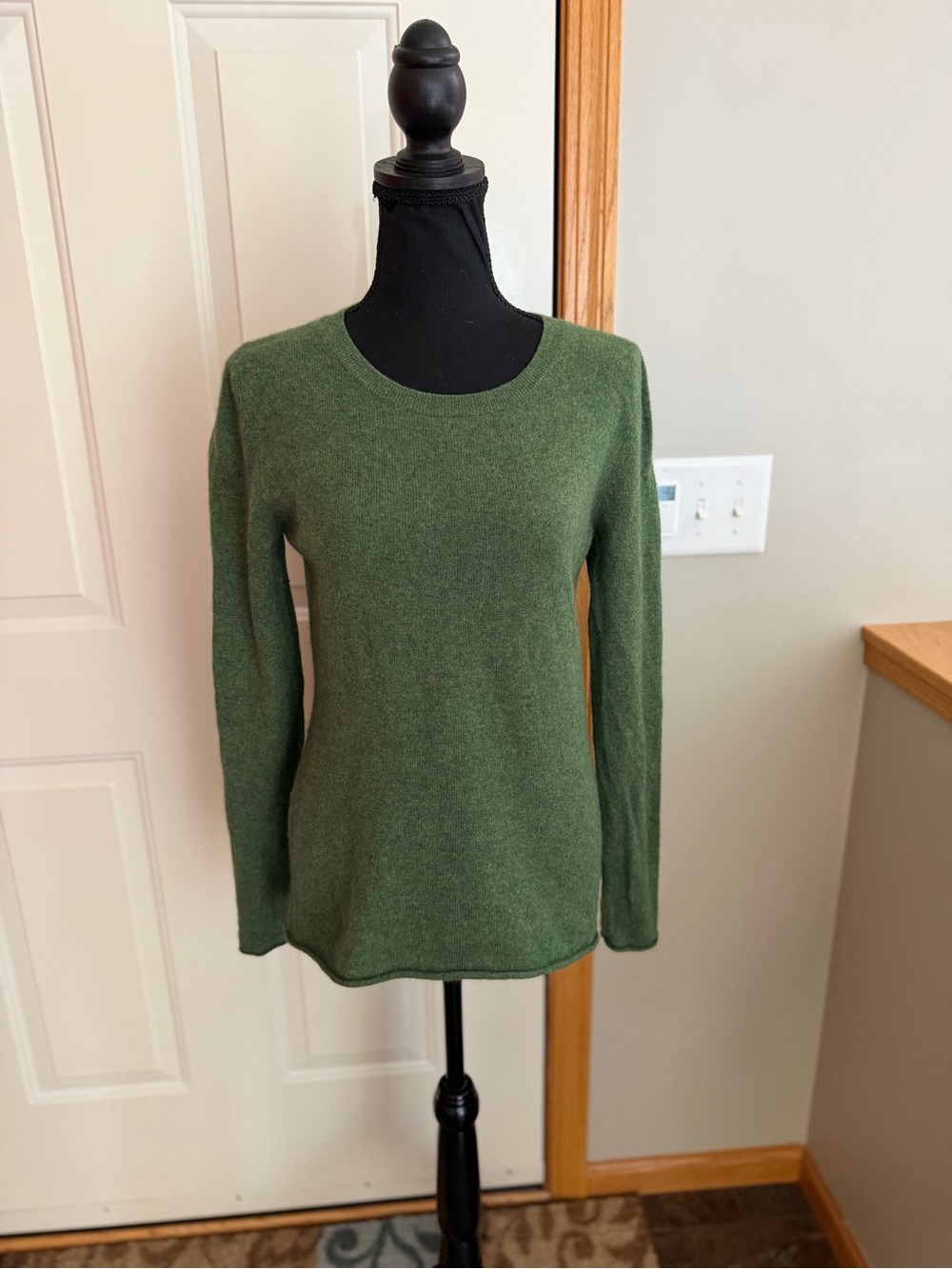 Cashmere moss green light knit luxe crew neck rolled hem sweater. Size medium